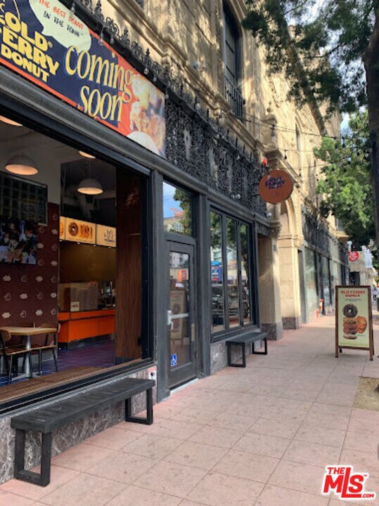 Building Photo - 517 S Kenmore Ave