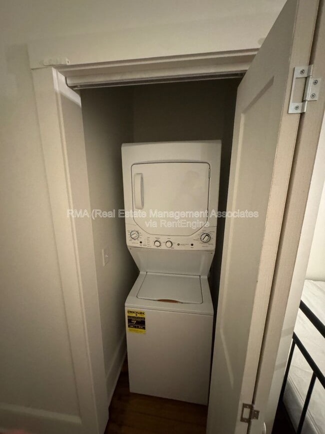 Building Photo - 215 Main St