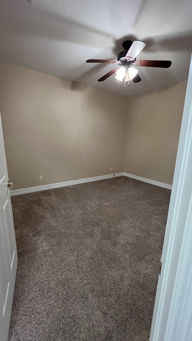 Building Photo - 2506 SW 15th Pl