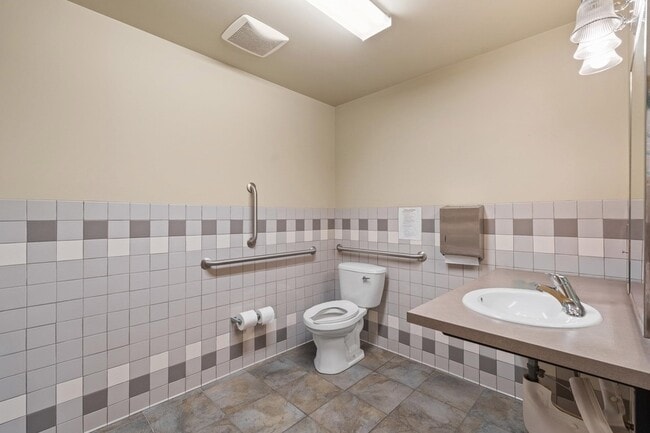 Building Photo - 107 E Holland Ave