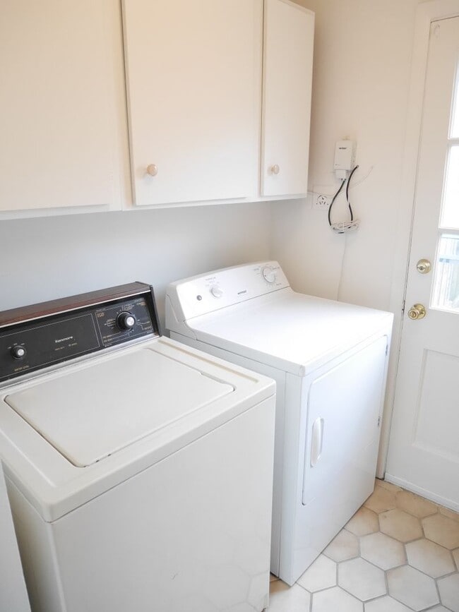 Building Photo - Olde Crofton Charm! Two Bedroom Townhome