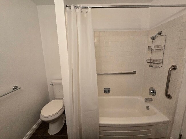 Building Photo - A Fabulous 3 Bedroom Townhome Centrally located.