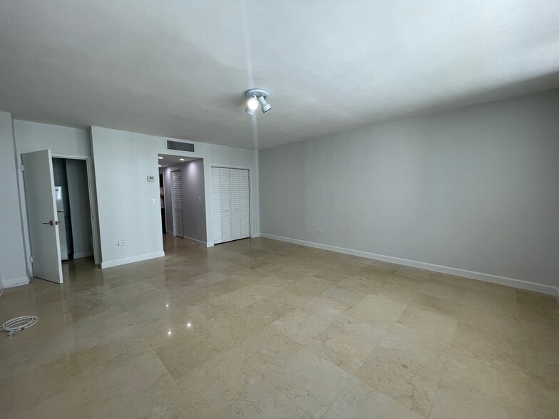 Building Photo - 999 Brickell Bay Dr