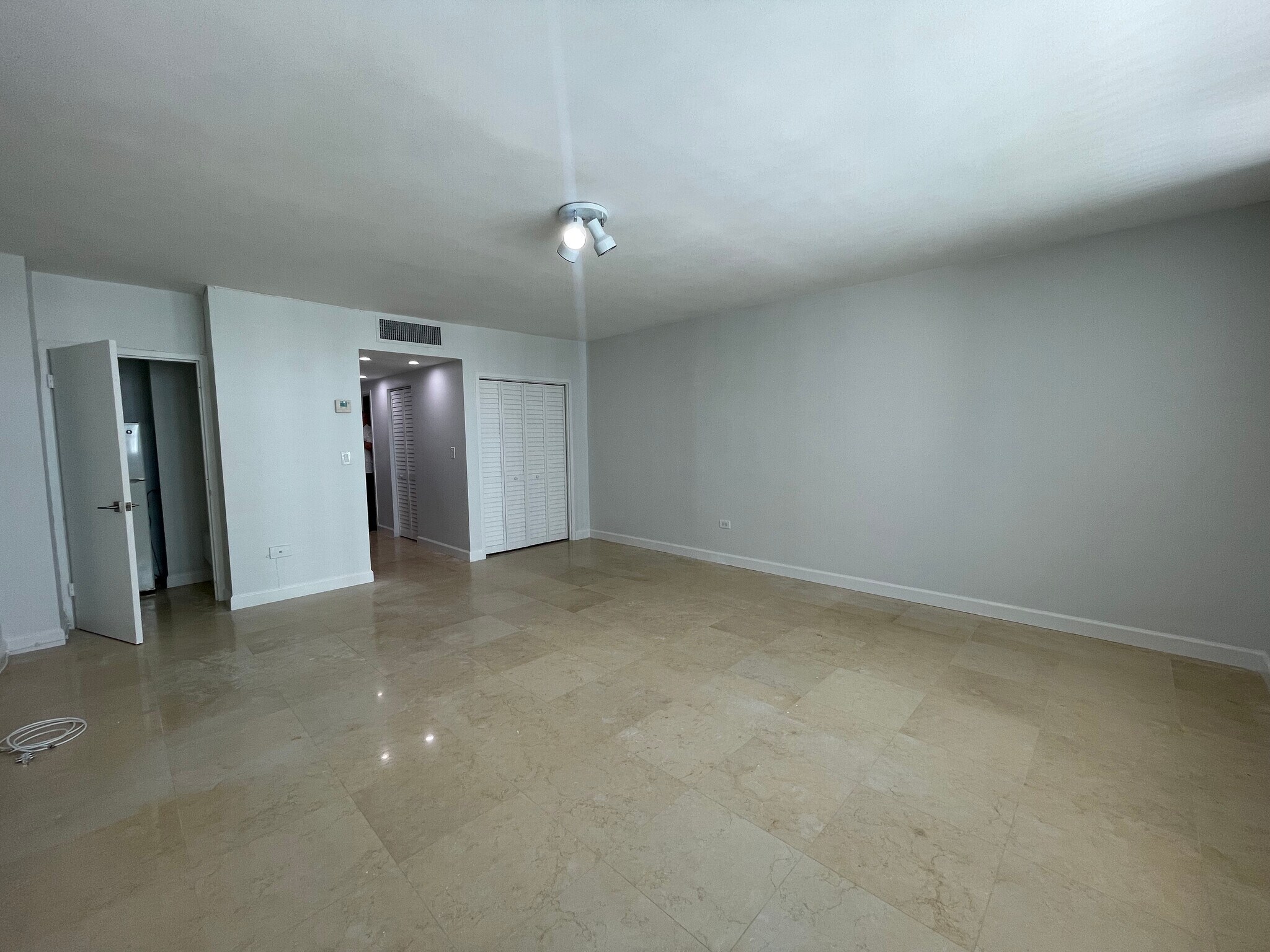 Building Photo - 999 Brickell Bay Dr