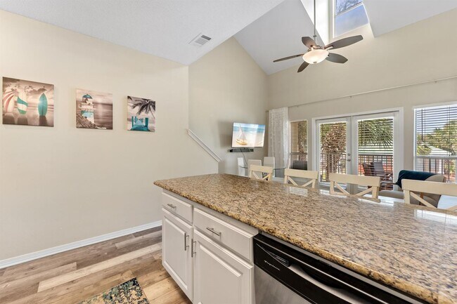 Building Photo - Beautifully furnished 2B/2B condo steps fr...
