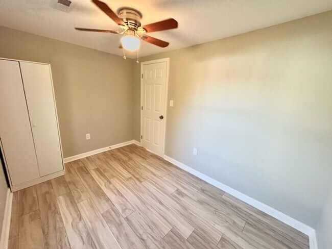 Building Photo - Fully Renovated 2 Bedroom Home in Prime Hu...