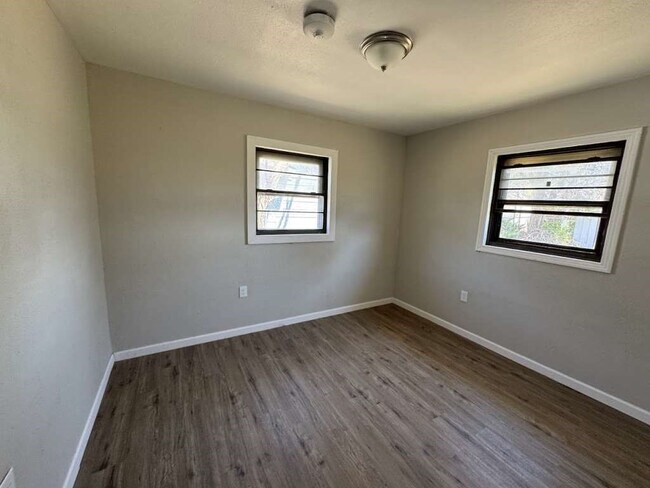 Building Photo - 904 E Stanford St