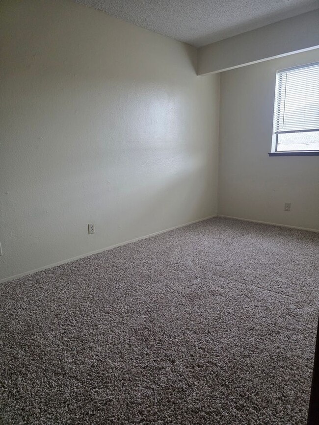 Building Photo - Cute Townhouse