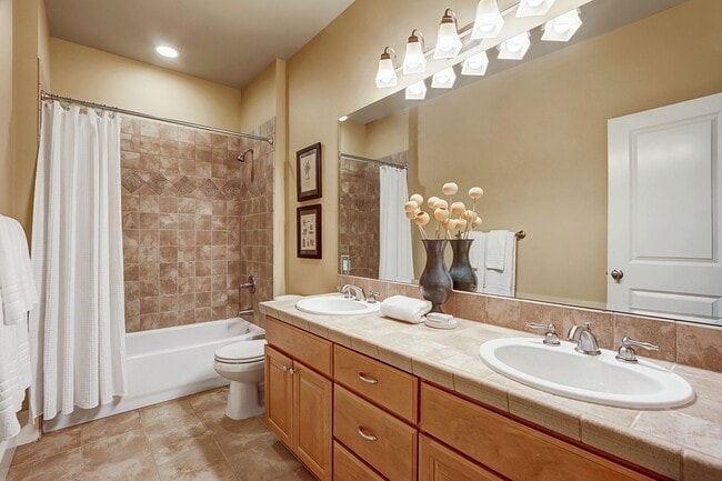 Building Photo - 5Bdrm+Office / 3.5 bath - West Bellevue Home