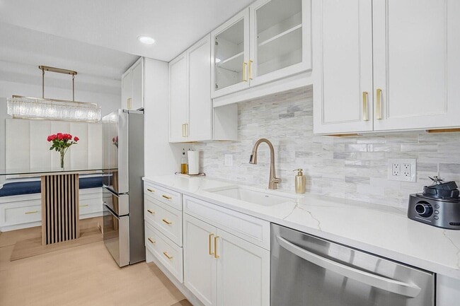 Building Photo - 2121 N Ocean Blvd