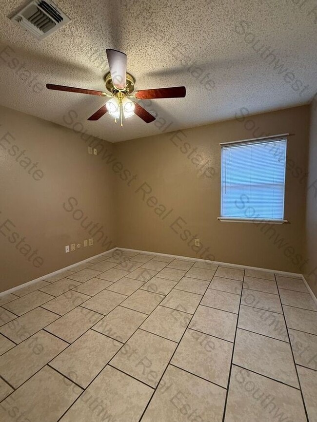 Building Photo - Spacious 3 bedrooms 2 bath family home