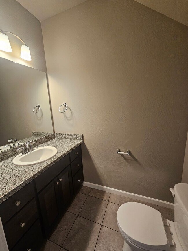 Building Photo - Beautiful Townhomes in East Medford