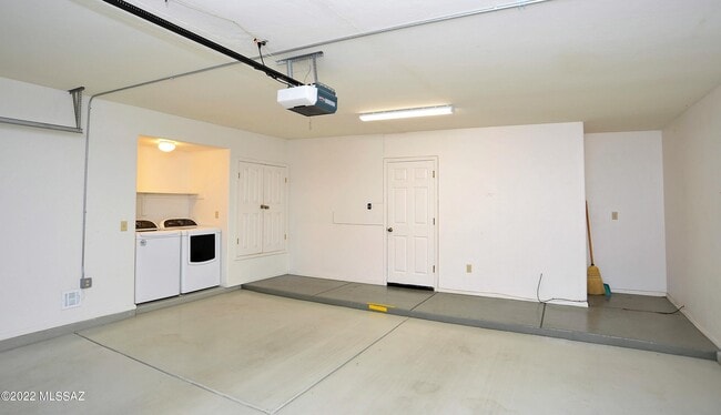Building Photo - 1600 E Deer Shadow Ln
