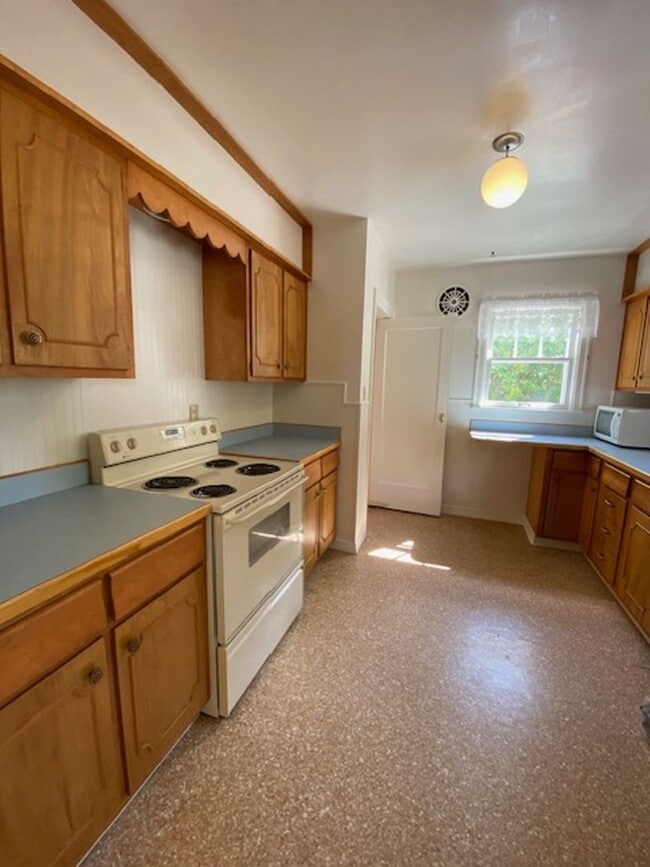 Building Photo - $2,695 / AVAILABLE NOW! 3BD Single Family Home