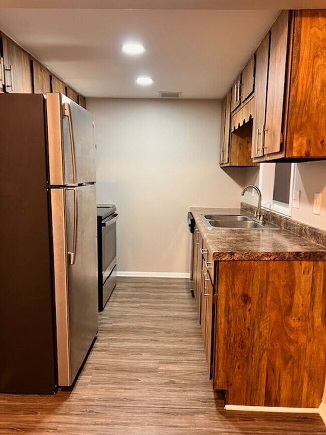 Building Photo - 1043 Scarborough Ct