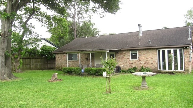 Building Photo - 5934 Hummingbird St