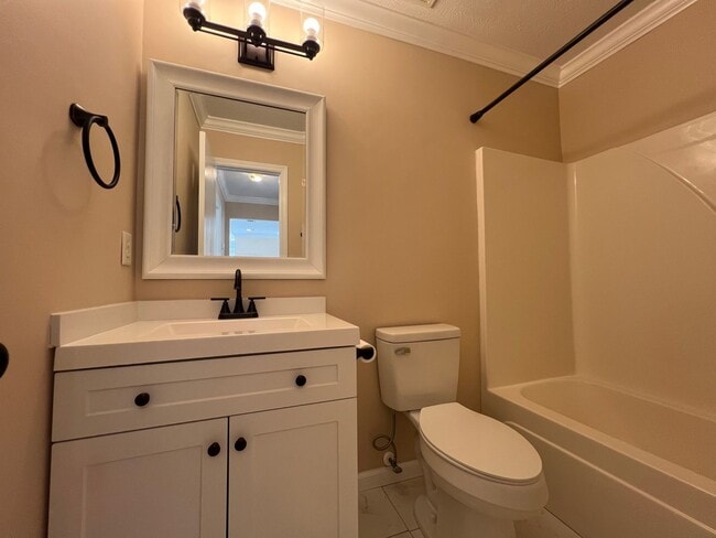 Building Photo - Beautifully updated 3 BR 2 Bath Home in La...