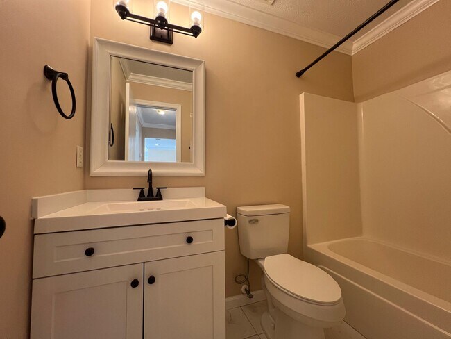 Building Photo - Beautifully updated 3 BR 2 Bath Home in Lavergne - Mowing included!