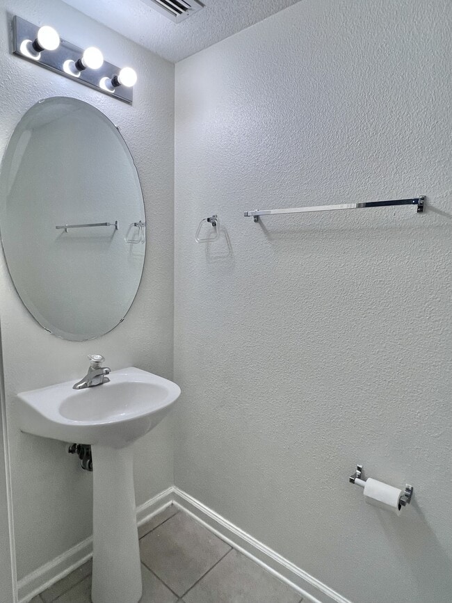 Building Photo - 302 Cherry Way