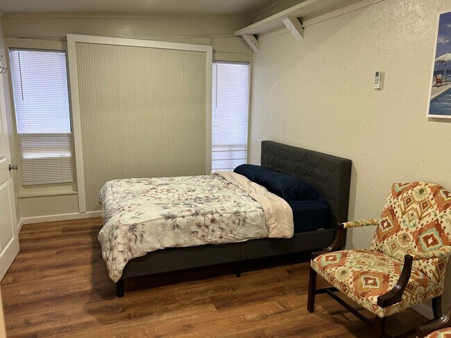 Building Photo - 4BR/3BA located close to Sacred Heart Hosp...
