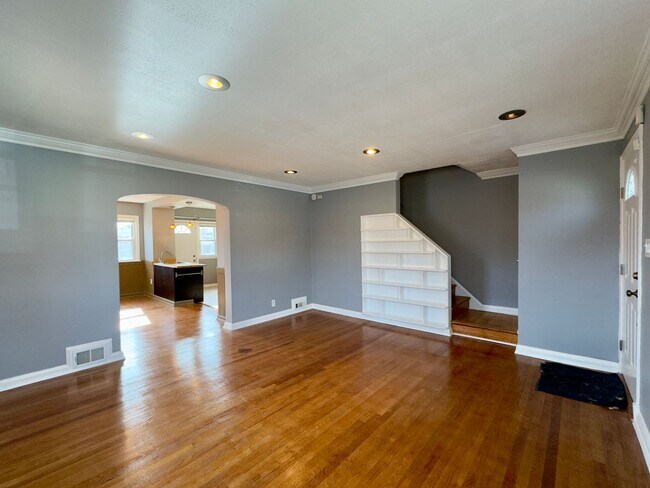 Building Photo - Spacious 4-Bedroom Townhome with Modern Am...