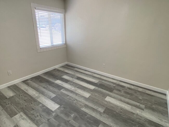 Building Photo - Amazing Home Large Lot