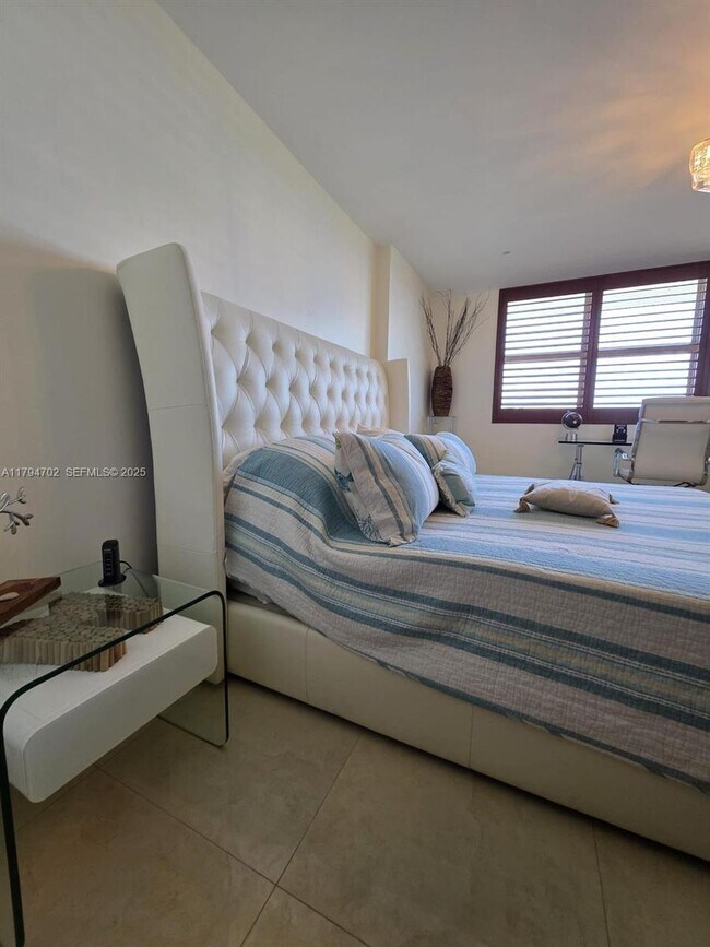 Building Photo - 9225 Collins Ave