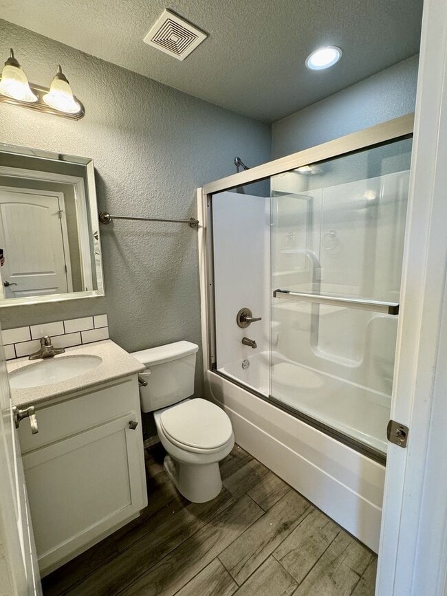 Building Photo - Nice 2 bedroom townhome close to I-49