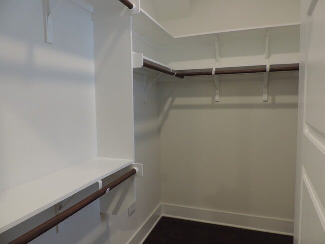 Building Photo - 425 E Mistletoe