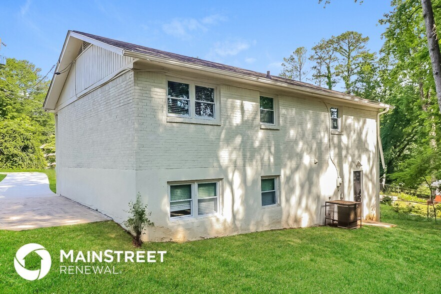 Building Photo - 598 Oakside Dr SW