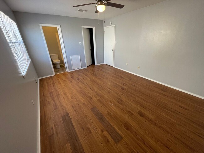 Building Photo - SUBLEASE AVAILABLE FOR IMMEDIATE MOVE IN - 2 Bedroom 2 Bathroom Condo