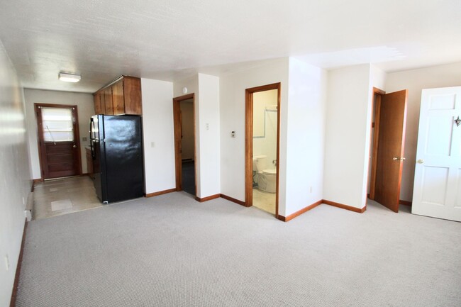 Building Photo - Adorable 1 Bed, 1 Bath Apartment in Bridge...