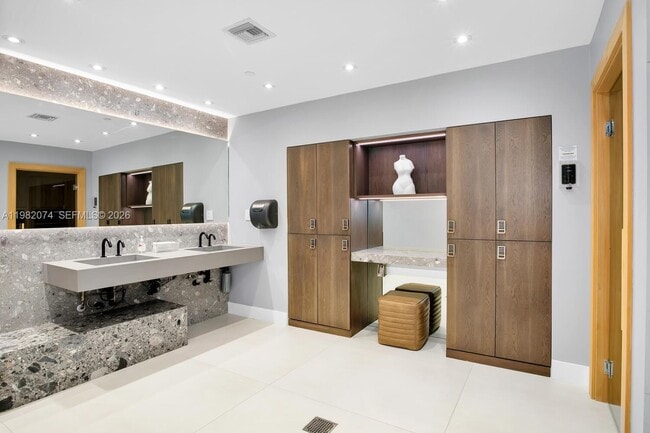 Building Photo - 2645 S Bayshore Dr