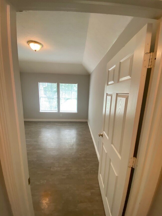 Building Photo - 1803 Red Bud Ln