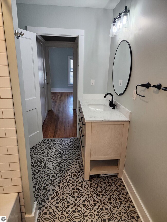 Building Photo - 620 W Ninth St