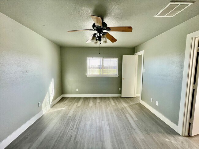 Building Photo - 6103 Settlers Square Ln