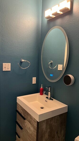 Building Photo - 1324 Hillcrest Dr