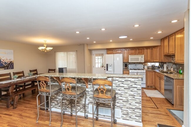 Building Photo - BEAUTIFUL 4BD SPLIT-LEVEL HOME in VILLA LO...