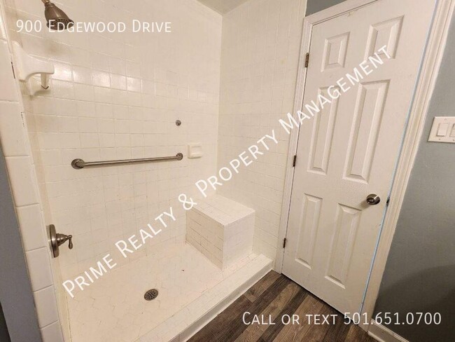 Building Photo - 900 Edgewood Dr