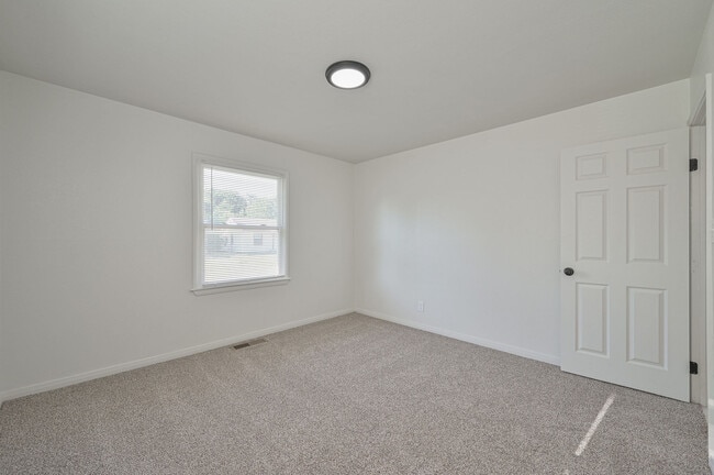 Building Photo - 4013 Mallard Dr