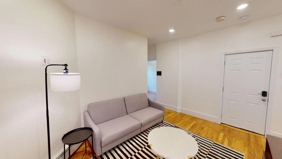 Building Photo - 21 Rossmore St