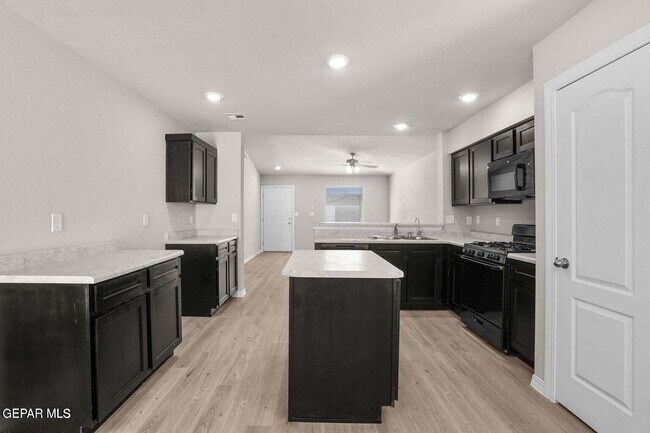 Building Photo - 14581 Firewheel Ave