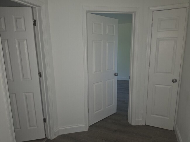 Building Photo - 1 Bedroom Available now!