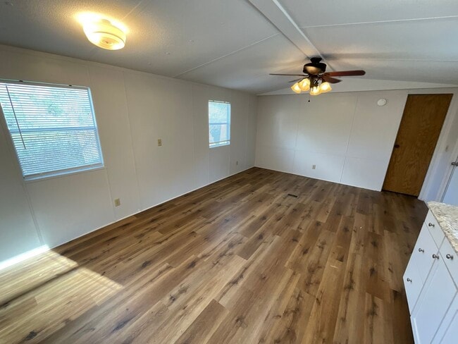 Building Photo - Sweet 2/1 Mobile Home in Marianna w/ Well & Septic