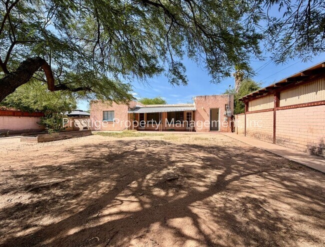 Building Photo - Spacious With Vintage Charm- 2/1 Centrally Located and Waiting For You!