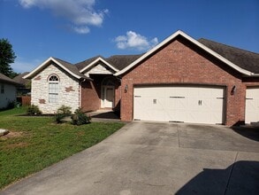 Building Photo - 3 Car Garage, South East Springfield - Cal...