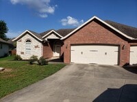Building Photo - 3 Car Garage, South East Springfield - Cal...