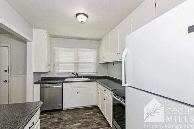 Building Photo - Spacious 3 Bed Corner Lot Near South High & I-235