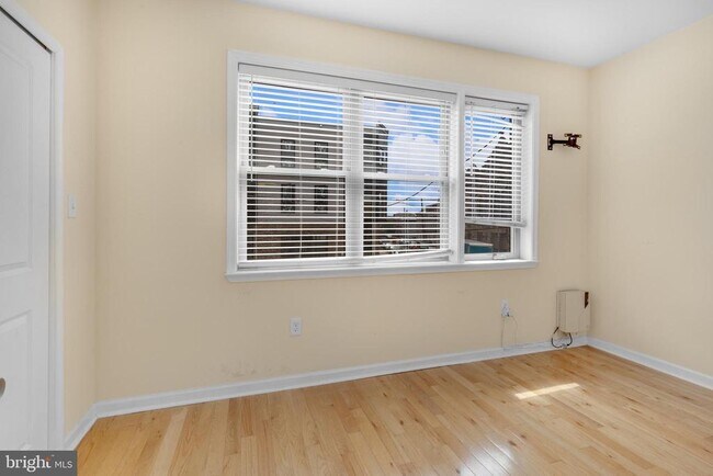 Building Photo - 2464 Frankford Ave