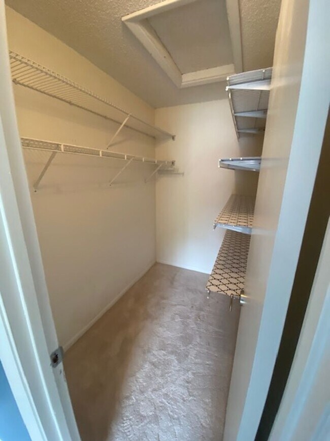 Building Photo - Top Floor 1 Bedroom condo in the gated com...